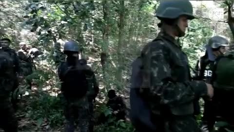 Exército brasileiro invade favela e mata 24 criminosos fortemente armados