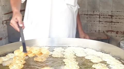 Hardworking Man Making Jalebi | Crispy Jalebi Making | Street food of Karachi Pakistan