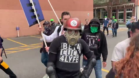 Aug 17 2019 Portland 1.3.2 An antifa mob chase & attack a man & girl who got separated