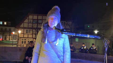 Bergen: Eine junge Christin spricht auf der Kundgebung