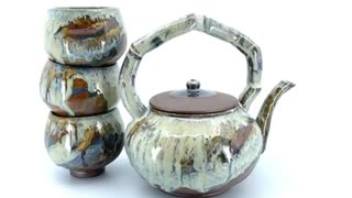 Teapot with tea cups