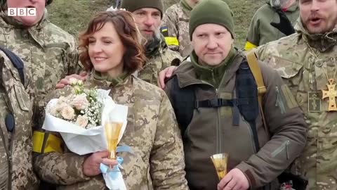 Military couple marry on Ukrainian front line amid war with Russia