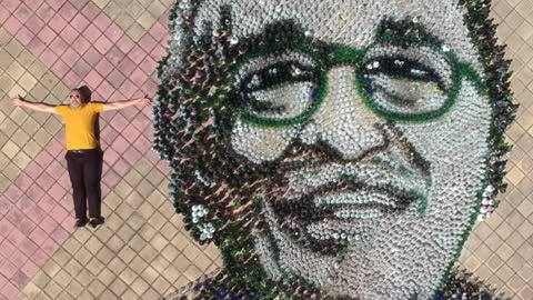 Crean retrato de Gabriel García Márquez con botellas recicladas