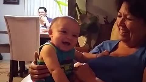 La abuela dice "No" y esta bebé estalla de risa