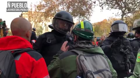 Un Mozo de la RIMO a los separatistas: "La República catalana no existe. Idiotas"