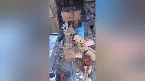 Homemade mechanical ax for chopping wood