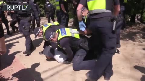 Victorian Police State: protesters who don't want to take vaccine being thrown to ground