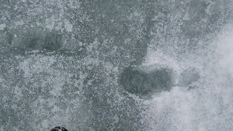 Caminando sobre lago cogelado