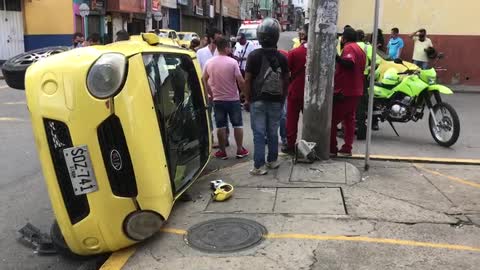 Un carro volcado y dos heridos dejó fuerte choque en Bucaramanga