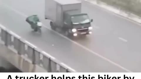 Truckers help a biker. Cool! 🚚😍🏍️