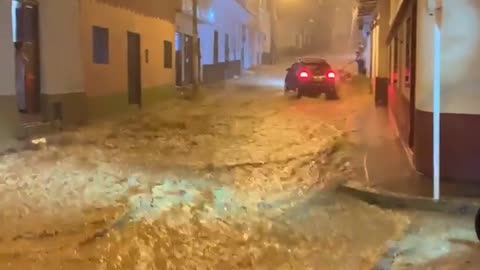 Videos: Fuerte Aguacero ocasionó emergencias en Socorro, Santander