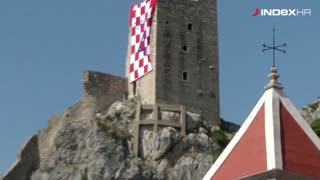 Velika zastava za Perišića na omiškoj tvrđavi