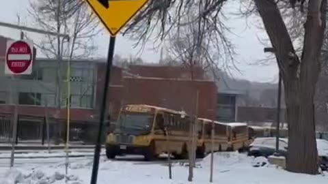 Even in the snow and cold weather, children are having fun at school New haven💭💭