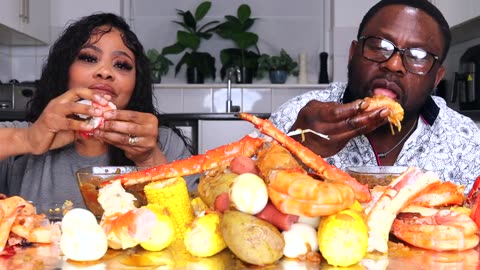 BIG BITE SEAFOOD BOIL MUKBANG CHALLENGE! 먹방 (LOBSTER TAIL, MEGA PRAWNS...) The queens family