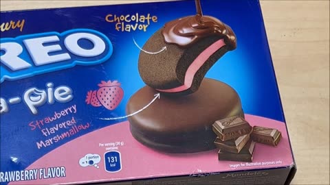 Cadbury Oreo Strawberry Flavored Socola Pie Product vs Packshot