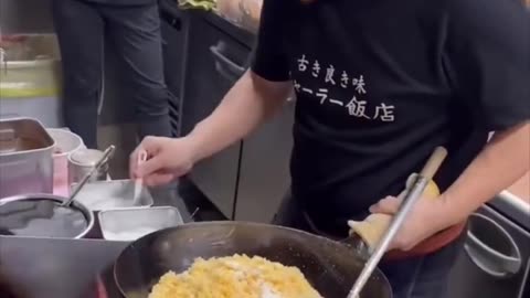 Niiyama Naoto makes fried rice for 10 people and not spill a drop! 🍚🔥