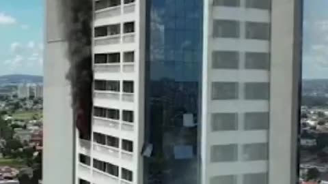Incêndio em prédio comercial deixa pavimento destruído