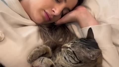 HE’S SO PROTECTIVE OVER HIS MOM 😭 | cat and mom love 😘