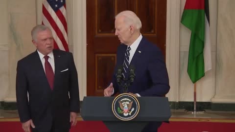 Biden seems confused as to where he should stand next to the Jordanian king