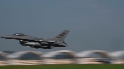 US AIR FORCE F-16 FIGHTER JET IN ACTION