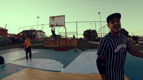 Man dancing basketball on a pitch