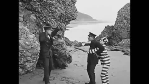 Charlie Chaplin V/S Buster Keaton...(Escaping from police)