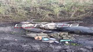 Soldaten der Streitkräfte fanden einen ausgeschlagenen russischen Schützenpanzer und einen toten Be