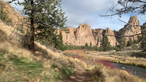 Central Oregon – Smith Rock State Park – Approach to River Canyon – 4K