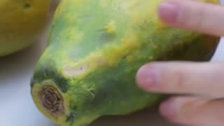 How to Eat Papaya