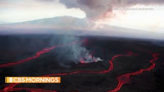 Lava flowing from Hawaii's Mauna Loa draws thousands of people