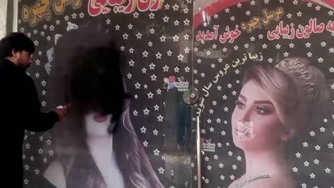 Las mujeres serán felices hoy sus rostros han sido borrados de los espacios públicos en Afganistán.