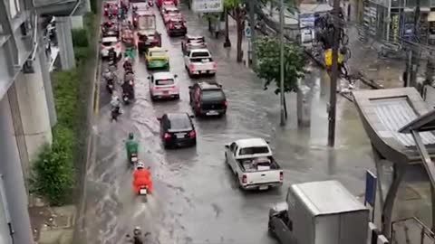 曼谷變成了海洋！ 大雨淹沒泰國首都！
