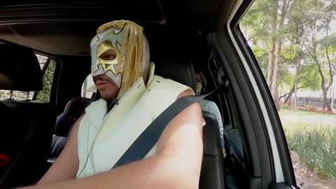 Chistes: Sammy con le luchador Escorpión Dorado al volante