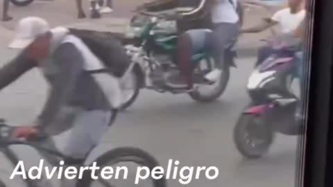 ¡Qué peligro! Hombre en silla de ruedas se agarra de moto en plena avenida