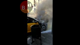 Arde un taxi en Travessera de Gràcia