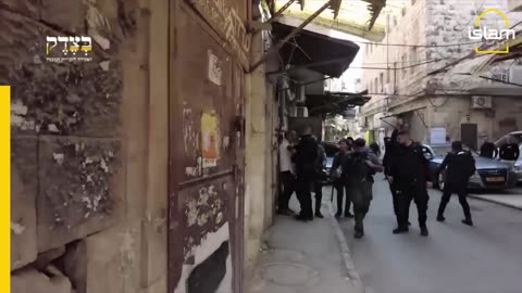 Moment Israeli police attack anti-Zionist Jews in Jerusalem neighbourhood