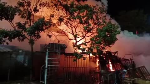 Voraz incendio en la rotonda de Bazurto: este es el reporte de Bomberos
