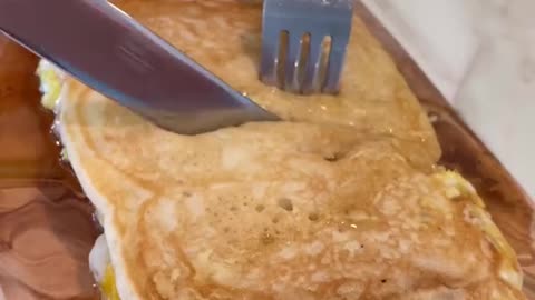 Next level pancake 👀 #grubspot #egg #cheese #breakfast #food #foodtiktok