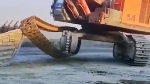 Fantastic: an excavator operator was able to put on a broken caterpillar "in one touch"