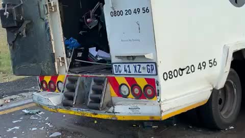 Mense loot money from blown up cash van after robbery and shoot-out