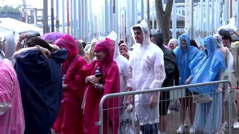 Fans brave thunderstorms at Taylor Swift's Sydney show