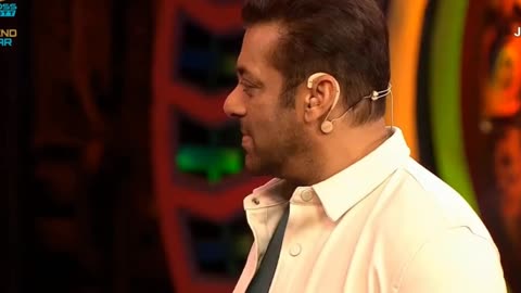 Emiway Sing Badshah & Divine Rap In Bigg Boss