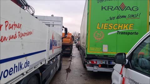 UNTERNEHMERAUFSTAND, AUTOKORSO - BAUTZEN, 24 11 2022 - Sammelfläсhe, vor dem Start