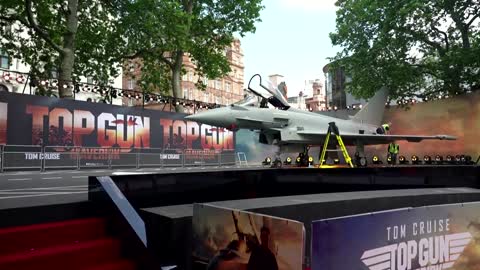 Fighter jet seen on 'Top Gun' red carpet for London premiere