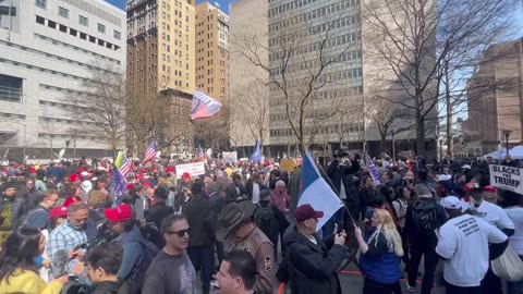 Large crowd gather outside Manhattan court to support Donald Trump