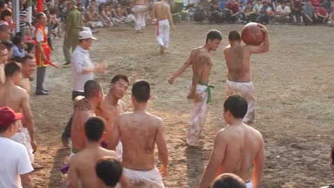 Vietnamese traditional game - Thúy Lĩnh ball scrambling festival