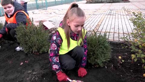 Ukrainian students plant tulips to help cope with war