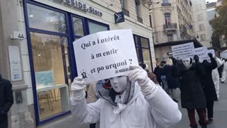 Les Masques BLancs Lyon Action Pancartes le 10 dec 2022