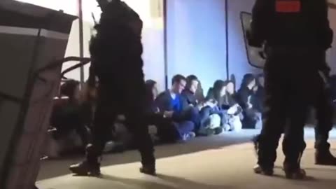 Podczas protestów we Francji policjant został powalony kopnięciem karate