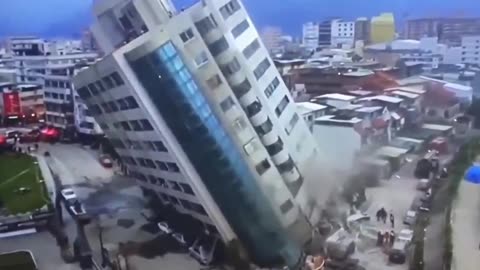 It's shocking incident happened in Taiwan Skyscraper condition! #earthquake